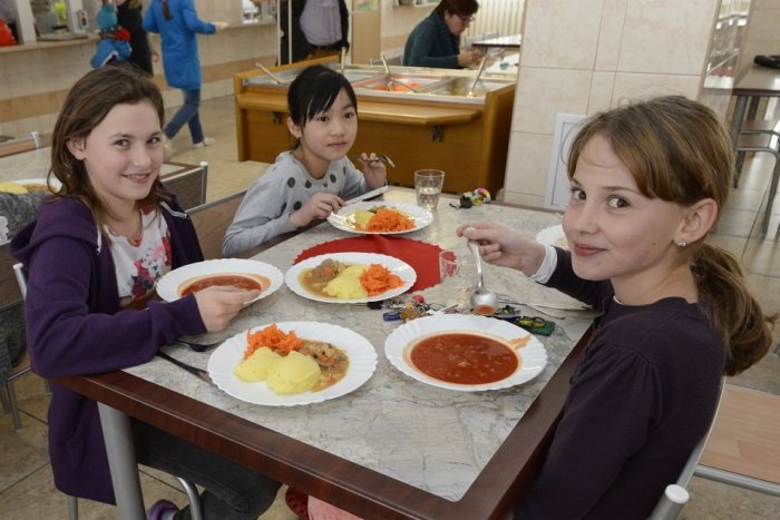 Ilustračný obrázok k článku Vláda poskytne dotácie na obedy pre deti, aj keď sú školy zatvorené