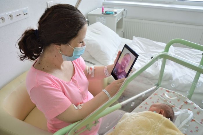 Ilustračný obrázok k článku V rožňavskej nemocnici spájajú cez videohovory pacientov s rodinami: Pre koronavírus sa mnohí nevideli týždne
