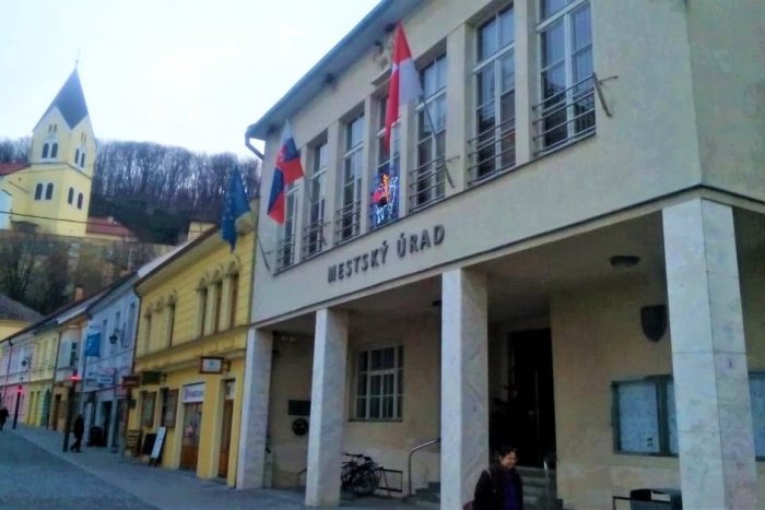 Ilustračný obrázok k článku Mestský úrad v Trenčíne obnovuje prevádzku: Poznáme otváracie hodiny