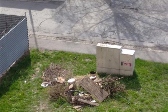 Ilustračný obrázok k článku Odpad vyhodili priamo na sídlisku: Rodiacu sa skládku odpratalo mesto