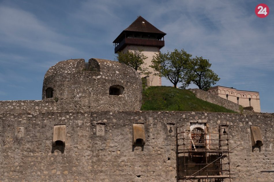 Ilustračný obrázok k článku Obnova Trenčianskeho hradu napreduje: Sprístupnia dosiaľ nepoznané objekty, FOTO