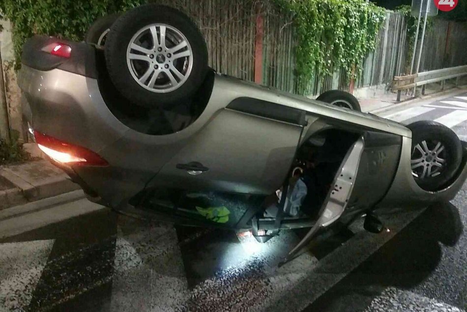 Ilustračný obrázok k článku Auto po nehode prevrátené na streche: Vodič sa zranil, FOTO