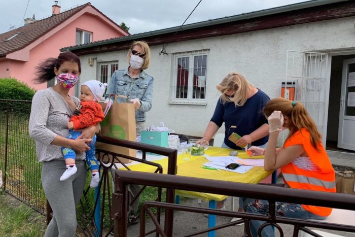 Ilustračný obrázok k článku Dobrovoľníci pomáhajú v osade pri Bratislave. Rozdávajú tam hygienické potreby