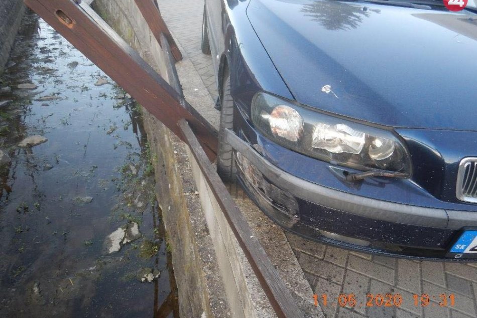 Ilustračný obrázok k článku Opitý Zvolenčan mal šťastie: Nebyť oplotenia, s autom mohol skončiť v potoku, FOTO