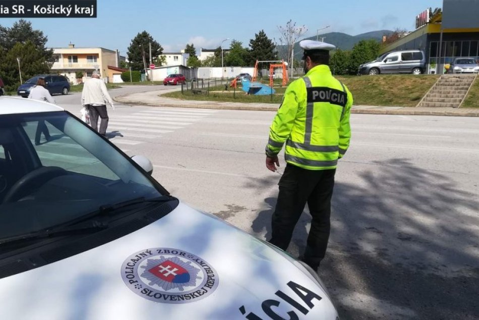 Ilustračný obrázok k článku Policajti si posvietili na vodičov a chodcov v Košickom kraji. Ako to dopadlo?