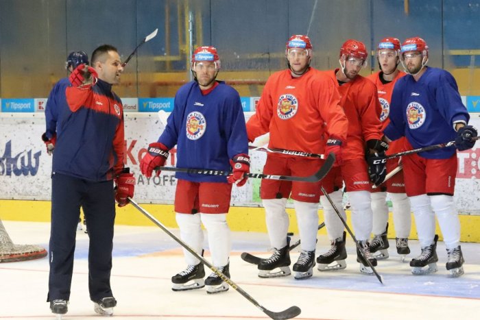 Ilustračný obrázok k článku Pomoc zo strany slovenských hokejistov a SZĽH: Pozrite sa, ako "helfnú" seniorom!
