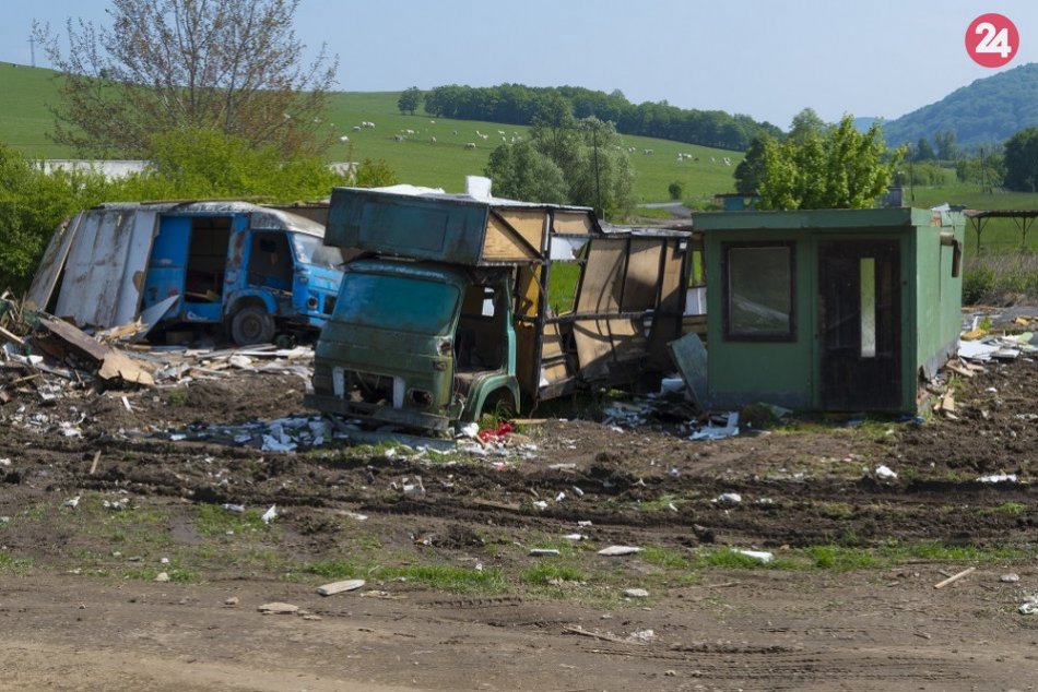 Ilustračný obrázok k článku Maringotky, búdy, kontajnery aj autá: Lúka pri Domaši dočasne pripomína obrovité smetisko