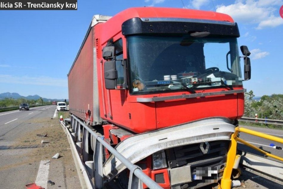 Ilustračný obrázok k článku Obmedzená D1 pri Nemšovej: Poľský kamión zrámoval stredové zvodidlá, FOTO