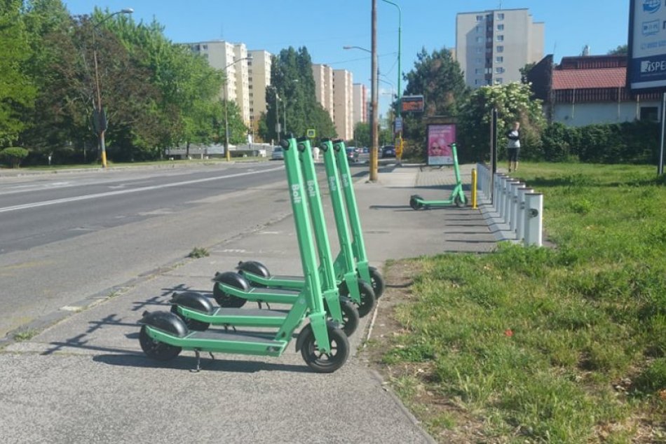 Ilustračný obrázok k článku Zelené kolobežky jazdia opäť kade-tade: Niektorým Bratislavčanom pomáhajú, iní na nich hromžia