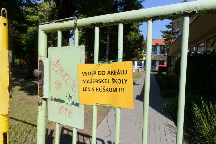 Ilustračný obrázok k článku V Bratislave zatvorili škôlku: Jedno z detí malo pozitívny test na koronavírus