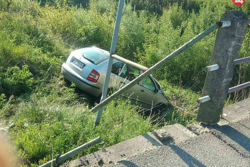 Ilustračný obrázok k článku Zrážka na železničnom priecestí: Auto skončilo v koryte rieky Handlovka, FOTO