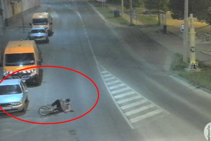 Ilustračný obrázok k článku Hľadajú nešikovného cyklistu: Po náraze do zaparkovaného auta spadol na cestu