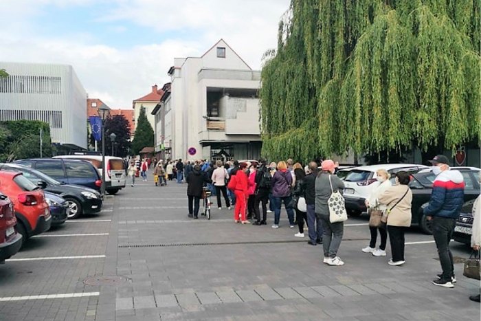 Ilustračný obrázok k článku Pred trnavským Mestským úradom sa vytvoril dlhý rad, mesto obratom zareagovalo