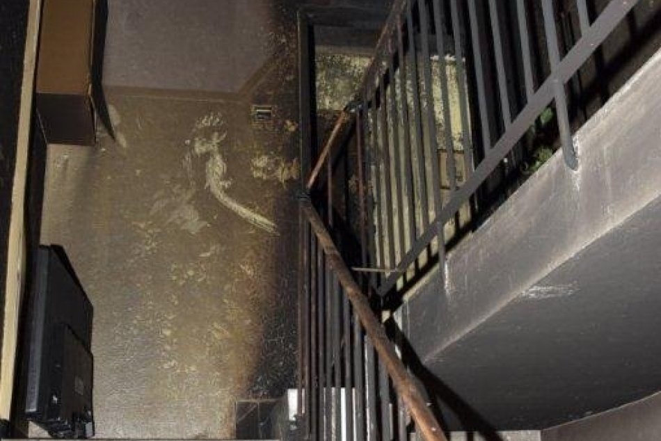 Ilustračný obrázok k článku Prípad podpálenej bytovky: Laco (39) a Vlado (46) sú v tom až po uši, FOTO