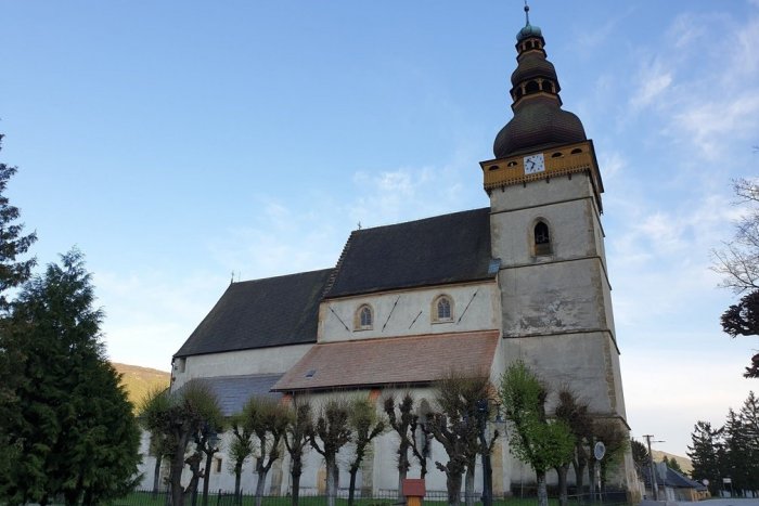 Ilustračný obrázok k článku Nová strecha nad bočnou loďou gotického kostola v Štítniku: Ochráni nástenné maľby