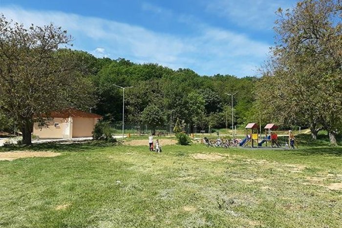 Ilustračný obrázok k článku Areál Pod Kopcom v Moldave nad Bodvou sprevádzkujú po niekoľkých rokoch