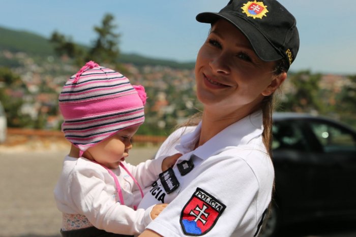 Ilustračný obrázok k článku Z materskej rovno pred kamery: Nitrianska krajská polícia má novú hovorkyňu