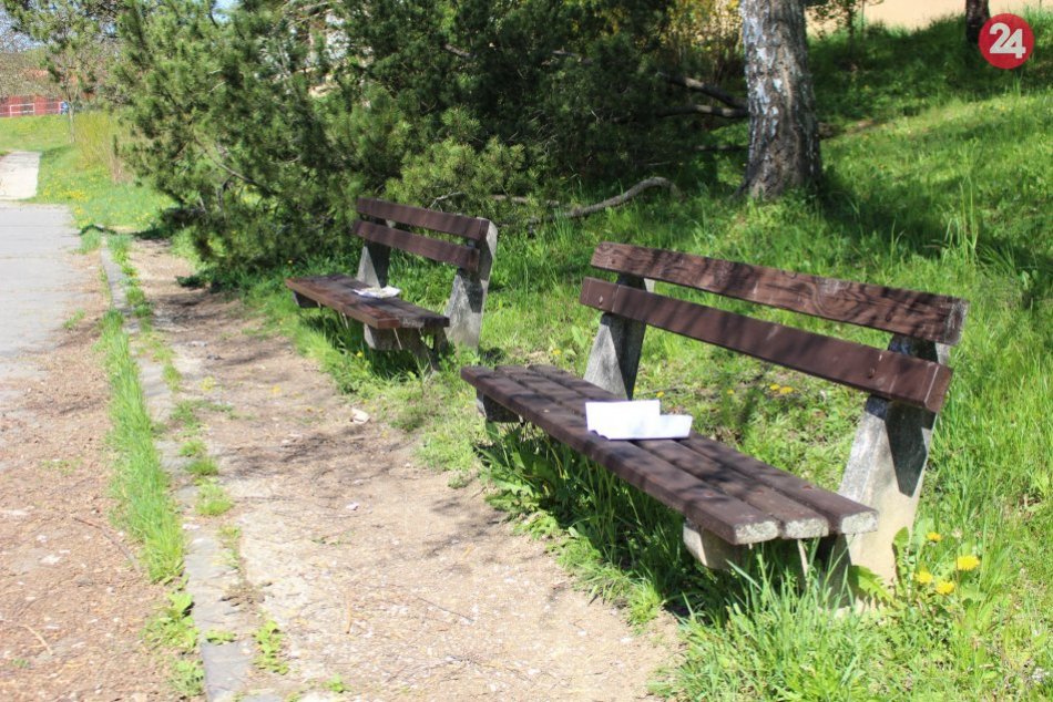 Ilustračný obrázok k článku Bystričania si už môžu posedieť na krajšom: V meste obnovili stovky lavičiek, FOTO