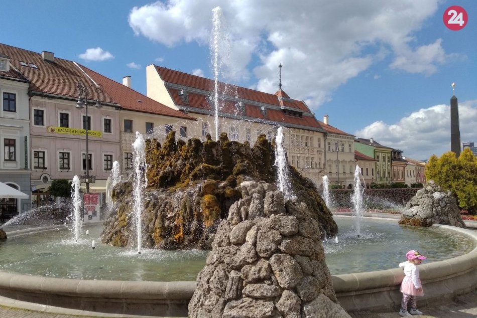 Ilustračný obrázok k článku Bystrické námestie opäť ožíva: Na MDD znova vytryskla fontána, FOTO