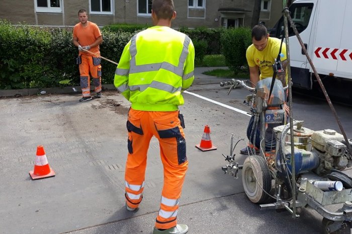 Ilustračný obrázok k článku Na Podjavorinskej pribudlo nové značenie. A pribudnú aj poplatky za parkovanie