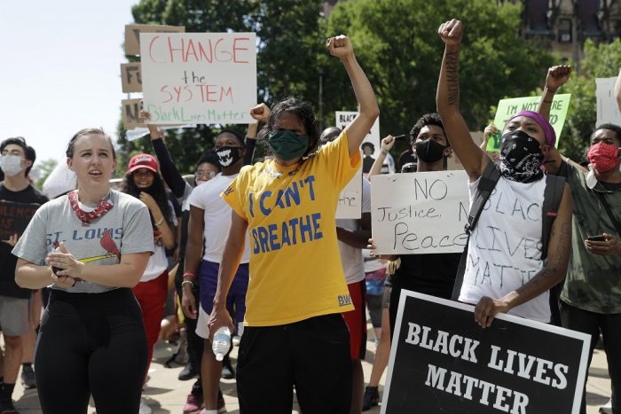 Ilustračný obrázok k článku Rasové nepokoje v USA gradujú: V St. Louis postrelili štyroch policajtov