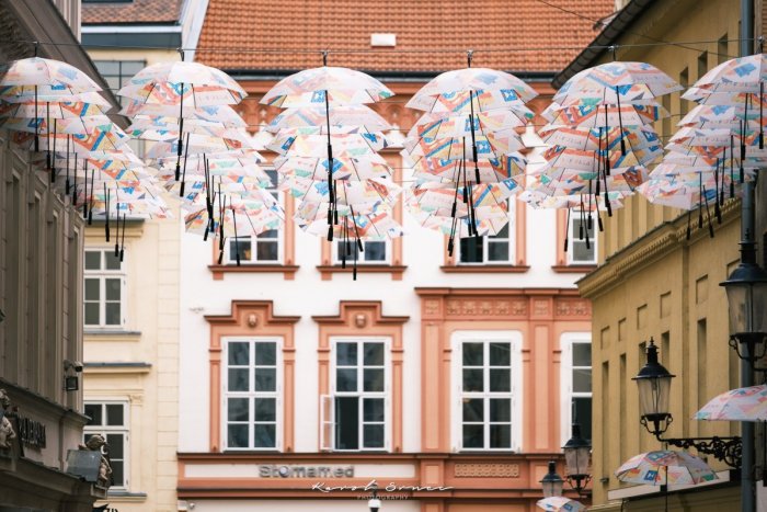 Ilustračný obrázok k článku Bratislava má opäť svoju dáždnikovú ulicu. Koho dielo oslavuje?