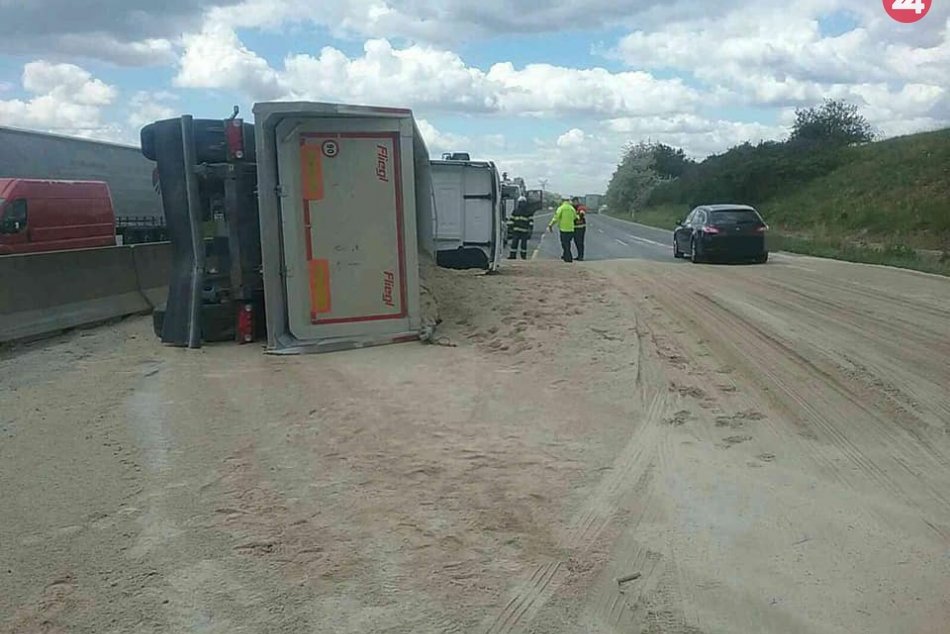 Ilustračný obrázok k článku FOTO: Na D1 sa prevrátil kamión. Vodiča zachraňujú, diaľnica je čiastočne neprejazdná
