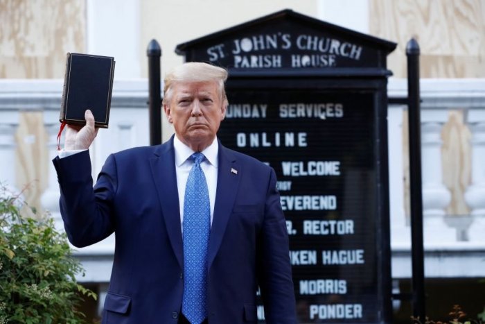 Ilustračný obrázok k článku Trump s bibliou v ruke: Protestujúcim pohrozil nasadením armády