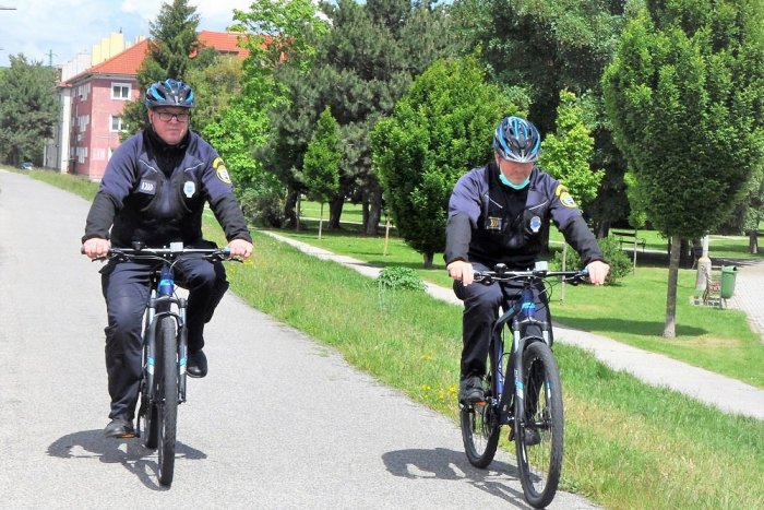 Ilustračný obrázok k článku Zbraň proti nelegálnym skládkam! Hlohovskí mestskí policajti vysadnú na bicykle