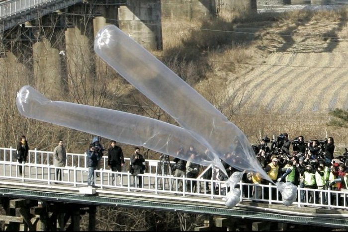 Ilustračný obrázok k článku Kórejské napätie sa stupňuje kvôli lietajúcim balónom: Ste zavšivavené psy a ľudský odpad!