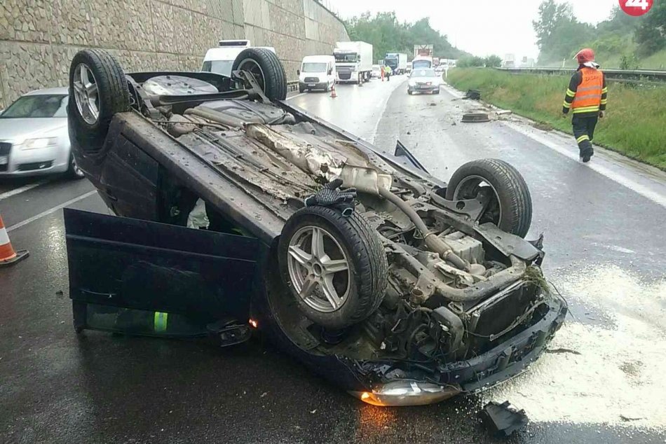 Ilustračný obrázok k článku Nehoda na D1 pri Trenčíne: Auto prevrátené na streche, jeden zranený, FOTO