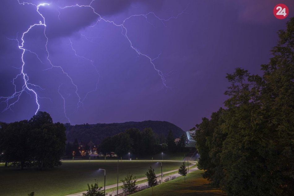 Ilustračný obrázok k článku Nad Bystricou sa blýska: Aleš zachytil úchvatné zábery nočnej búrky, VIDEO a FOTO