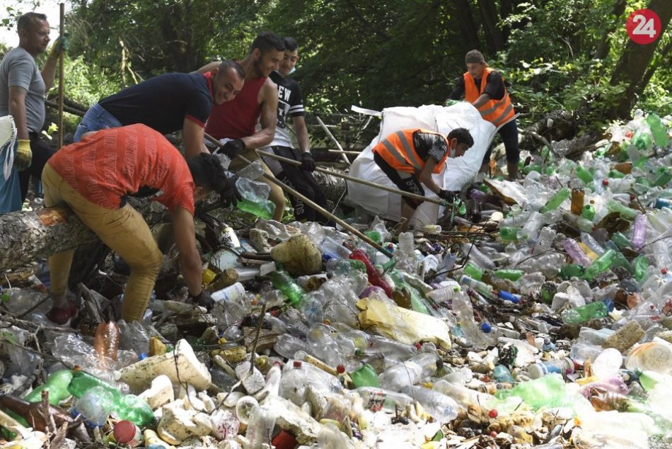 Ilustračný obrázok k článku Rieku Bodva čistili od odpadov i osadníci z Jasova, FOTO