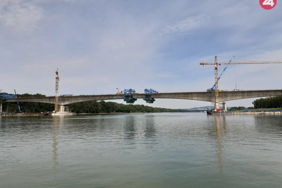 Ilustračný obrázok k článku Anketa poznačená komplikáciami sa skončila. Ktorý názov mosta cez Dunaj vyhral?