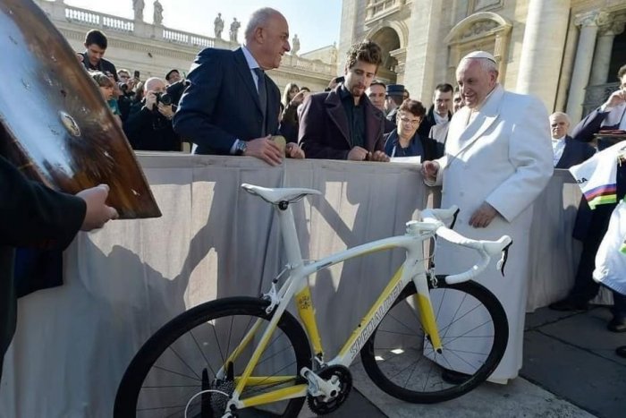Ilustračný obrázok k článku Pápež dáva bicykel od Tourminátora do dražby: REAKCIA Sagana vás chytí za srdce!