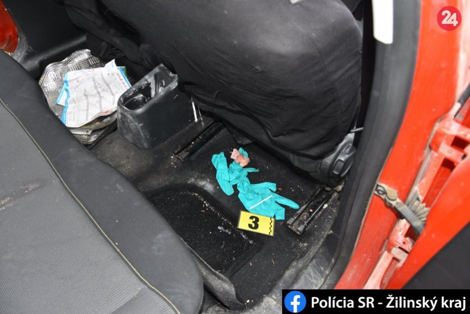 Ilustračný obrázok k článku Policajti v Mikuláši zbalili drogy troch ľudí: FOTO priamo z razie