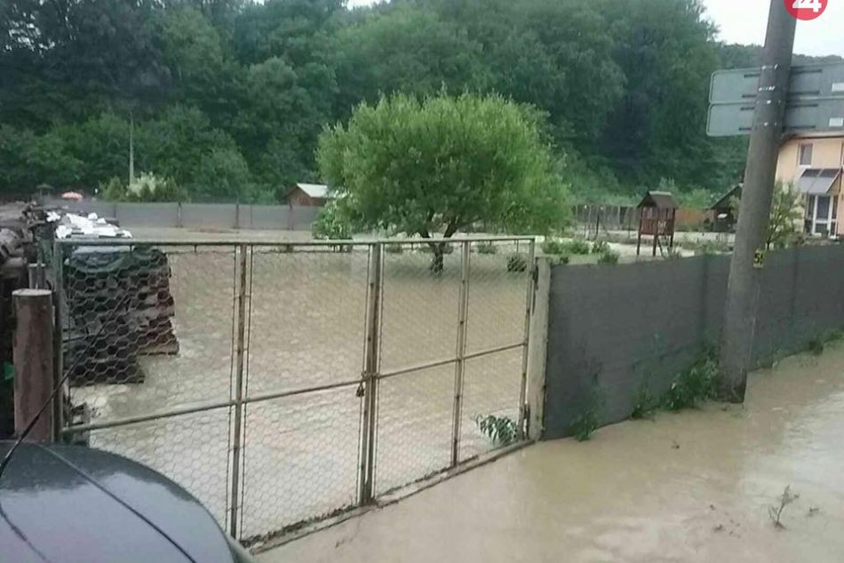 Ilustračný obrázok k článku Mimoriadna situácia: V Drietome sa vylial potok, uviazlo aj 12 vozidiel, FOTO