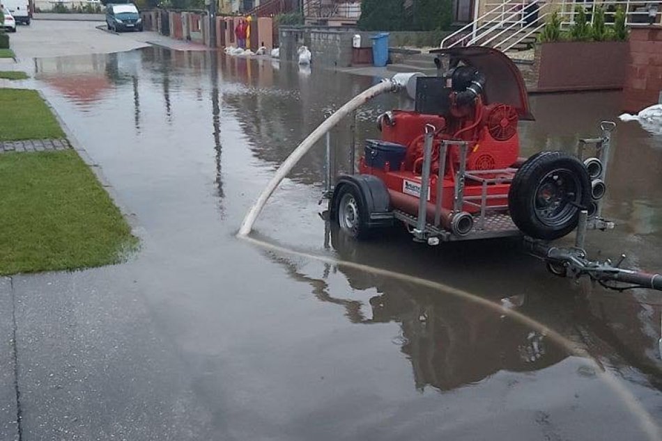 Ilustračný obrázok k článku Trnavskí hasiči mali plné ruky práce: Voda zaplavila pivnice aj úsek R1