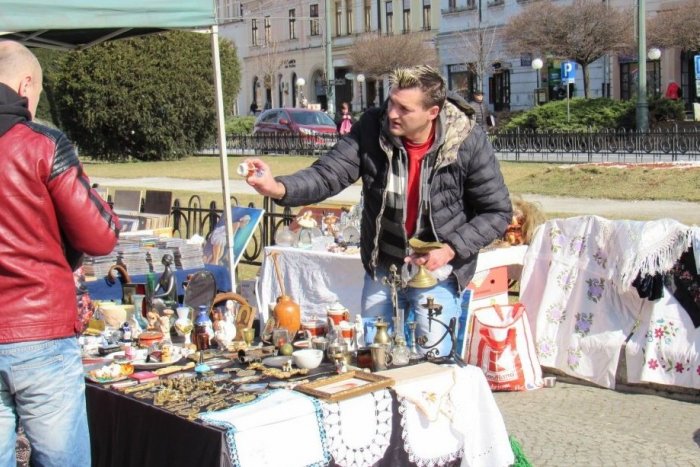 Ilustračný obrázok k článku Jej milovníci sa potešia: Burza starožitností sa po pauze vracia na Hlavnú ulicu