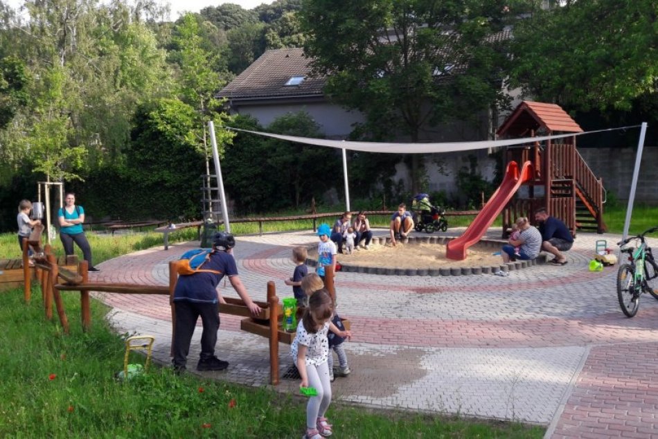 Ilustračný obrázok k článku FOTO: Relax a hry v novom parku. Užijú si ho seniori, rodičia aj deti