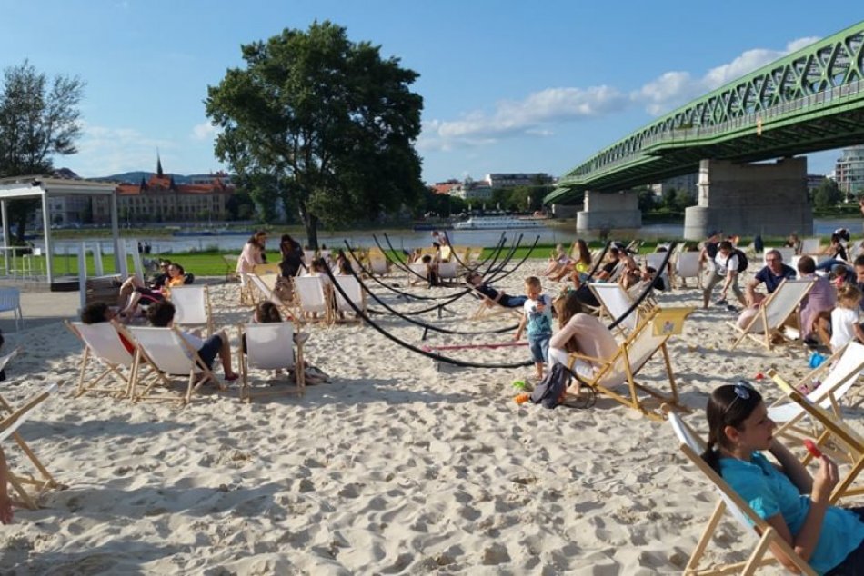 Ilustračný obrázok k článku Leňošenie v piesku, dobrá hudba, jedlo aj drink: Aj tento rok si užijeme mestskú pláž na nábreží