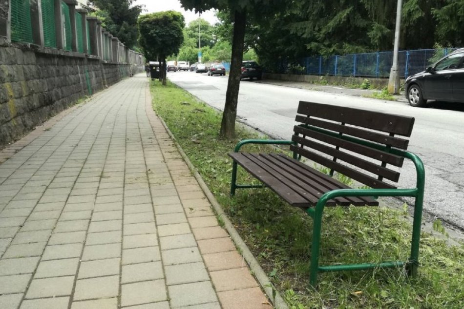 Ilustračný obrázok k článku Bystričania môžu posedieť na novom: Neďaleko centra pribudli lavičky, FOTO