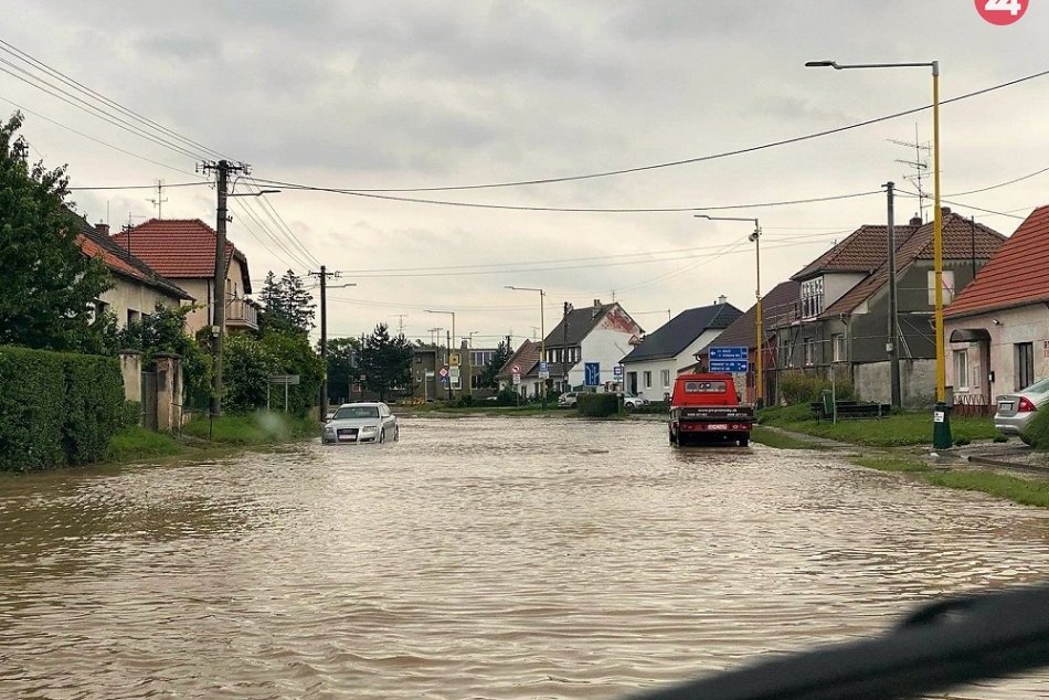 Ilustračný obrázok k článku Vodiči, dajte si pozor: Cestu pri Žiline na viacerých úsekoch zatopilo