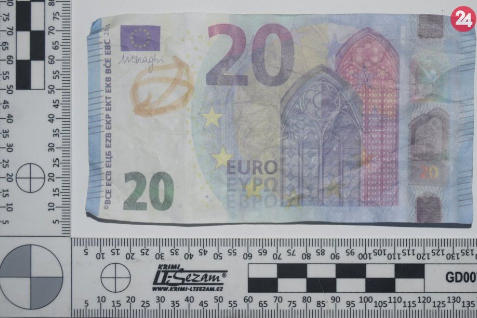 Ilustračný obrázok k článku Platil falošnou bankovkou, lenže… Mladíkovi (23) hrozí 10 rokov väzenia, FOTO