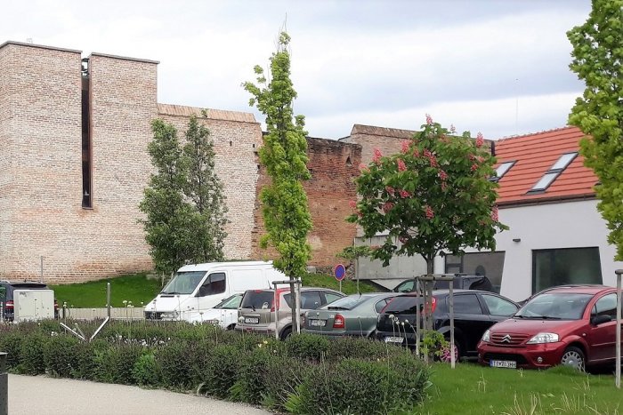 Ilustračný obrázok k článku Trnava obnoví časť hradieb pri severnej veži