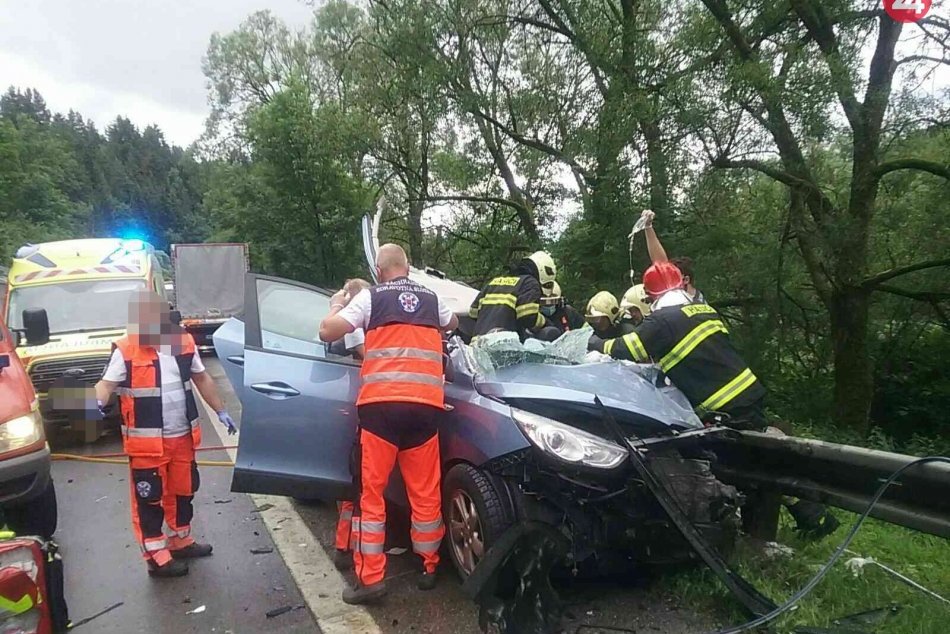 Ilustračný obrázok k článku Nehoda v okrese Kysucké Nové Mesto: Hasiči zasahovali pri zrážke auta s kamiónom