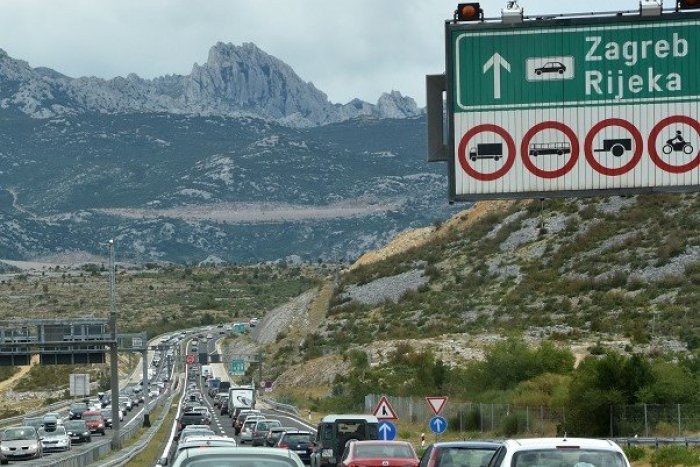 Ilustračný obrázok k článku Pri návrate z Chorvátska cez Slovinsko platia nové obmedzenia. Ľudia trčali na hraniciach 12 hodín!