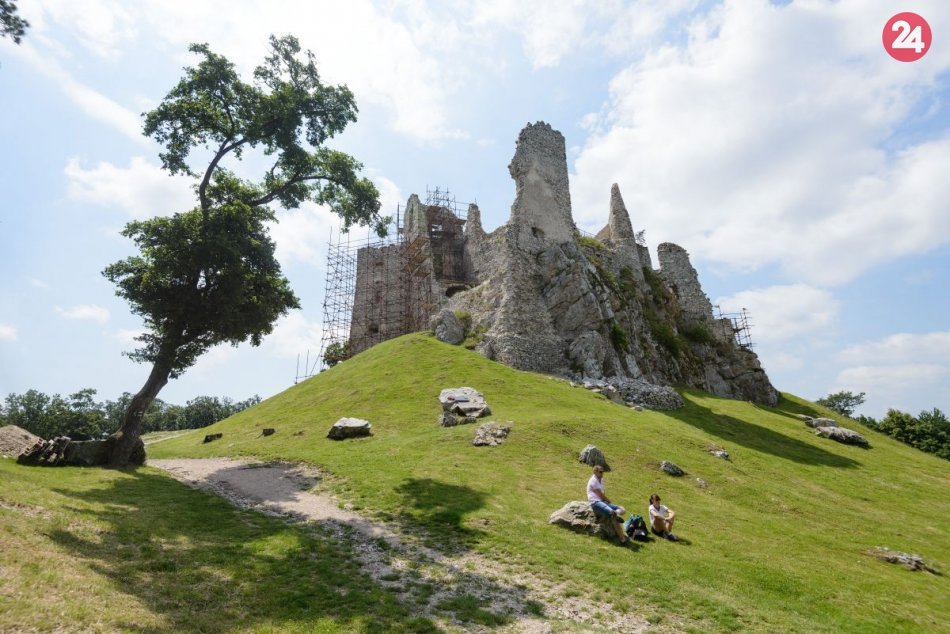 Ilustračný obrázok k článku Minister pôdohospodárstva navštívil Hrušov: Hovoril o plánoch na záchranu hradov, FOTO