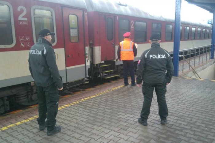 Ilustračný obrázok k článku Dramatické chvíle vo vlaku: Mladý Fiľakovčan napadol sprievodkyňu