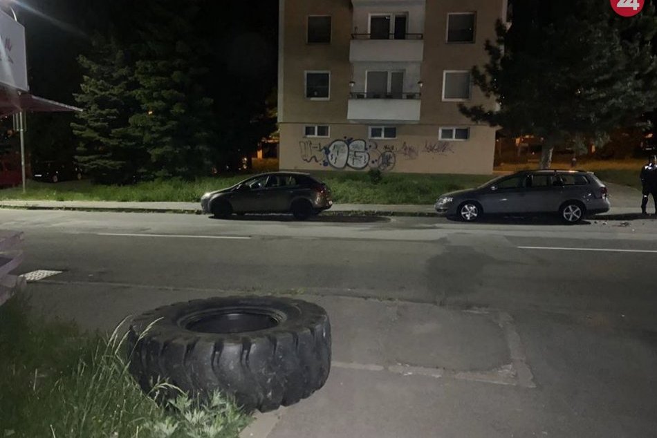 Ilustračný obrázok k článku Z kopca vo Zvolene sa valila pneumatika: Poškodila 2 autá, FOTO